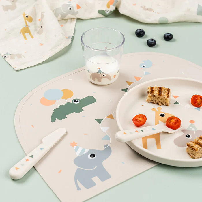 Done By Deer Beker Celebration Sand uit doorzichtig Tritan, te koop bij De Gele Flamingo.