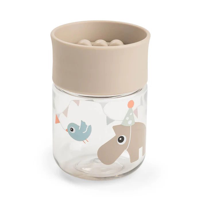 Done By Deer leerbeker 360° in Celebration Sand, lekvrije beker uit de collectie van De Gele Flamingo
