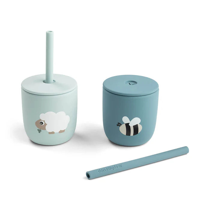 Done By Deer rietjesbeker Tiny Farm Blue met anti-slip grip, vanaf 12 maanden, via De Gele Flamingo