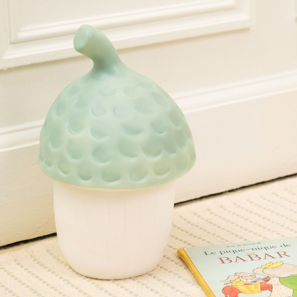 Egmont Toys Nachtlamp Acorn Almond in de vorm van een eikel, sfeervol bij De Gele Flamingo.