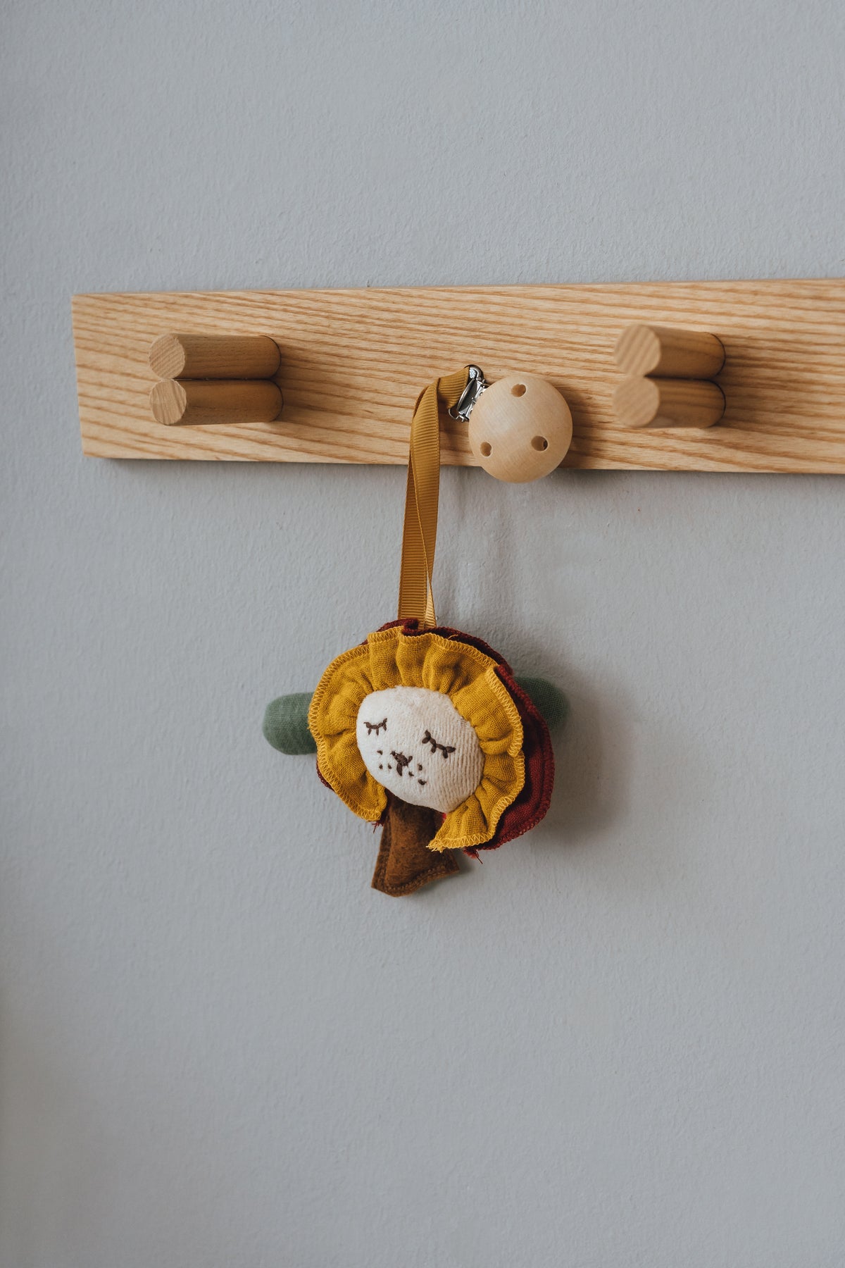 * Kikadu Wooden Clip Tree with | Lion