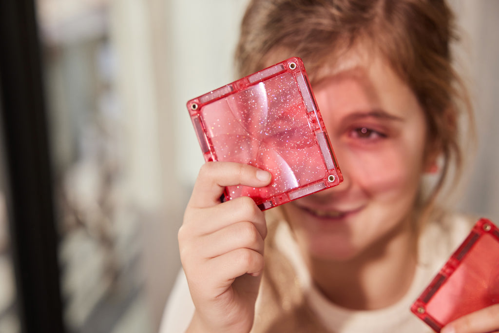 Transparante roze Cleverclixx glittertegels in een bouwwerk