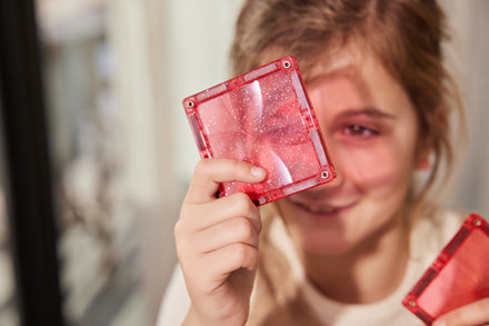 Transparante roze Cleverclixx glittertegels in een bouwwerk