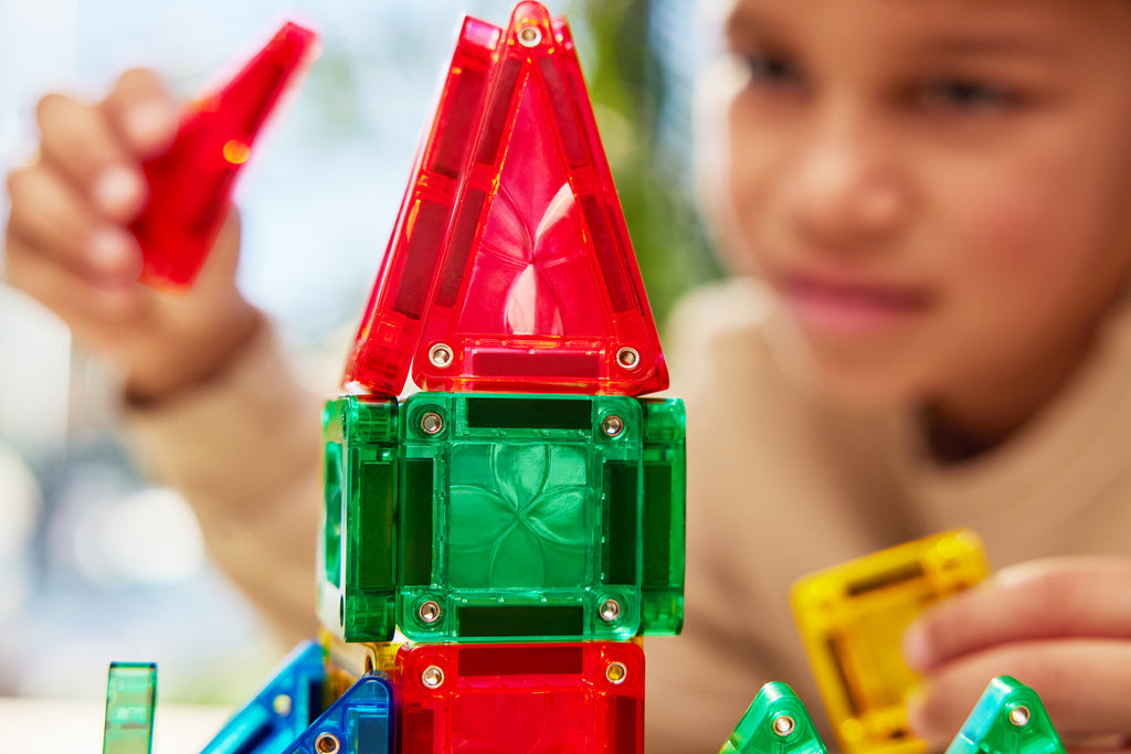Cleverclixx Mini Tiles Pack Intense minitegels felle kleuren - spelend kind met mini tegels