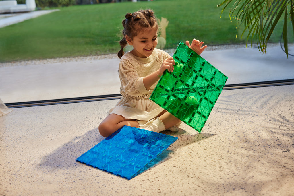 Cleverclixx Big Plates grote grondplaten blauw en groen - spelend kind op platen