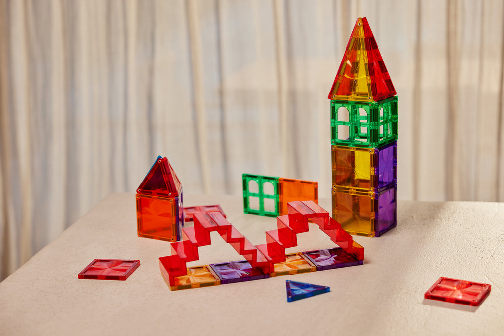 Cleverclixx Stairs Set Intense magnetische traptreden felle kleuren - spelend kind met trappen