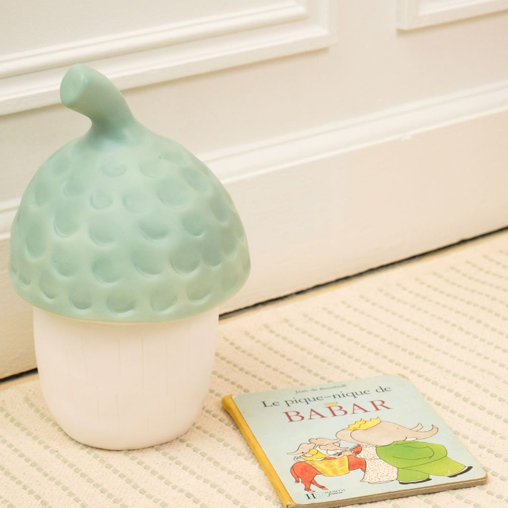 De Acorn nachtlamp van Egmont Toys geeft zacht diffuus licht in de kinderkamer, bij De Gele Flamingo.