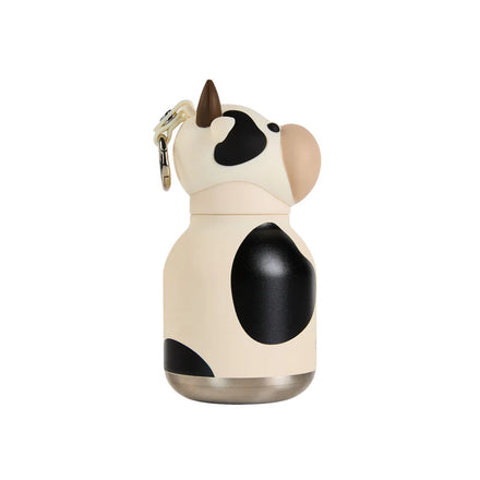 Compacte Mini Bestie drinkfles koe van Asobu met keychain ring aan de rugzak, bij De Gele Flamingo.