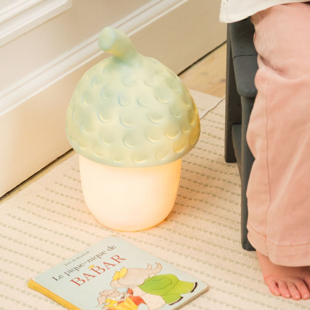 Egmont Toys Acorn Almond is met de hand beschilderd en gemaakt van stevig kunststof, De Gele Flamingo.