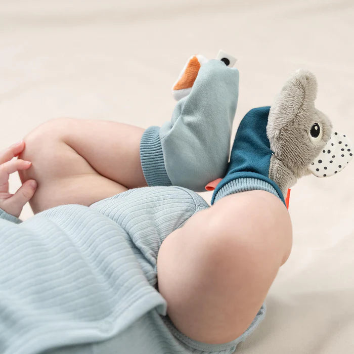 Done By Deer rammelaar sokjes in Playground Blue, babyspeelgoed uit het assortiment van De Gele Flamingo
