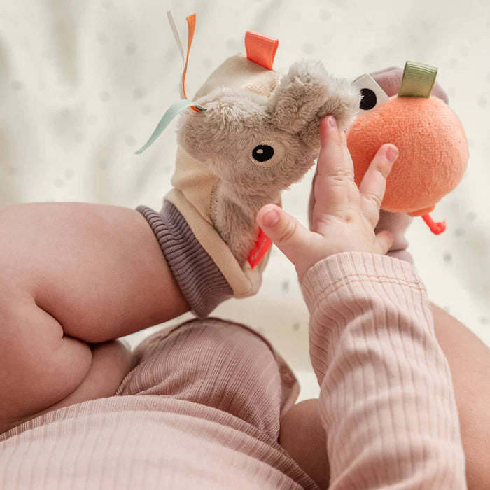 Done By Deer rammelaar sokjes in Celebration Sand, babyspeelgoed van De Gele Flamingo
