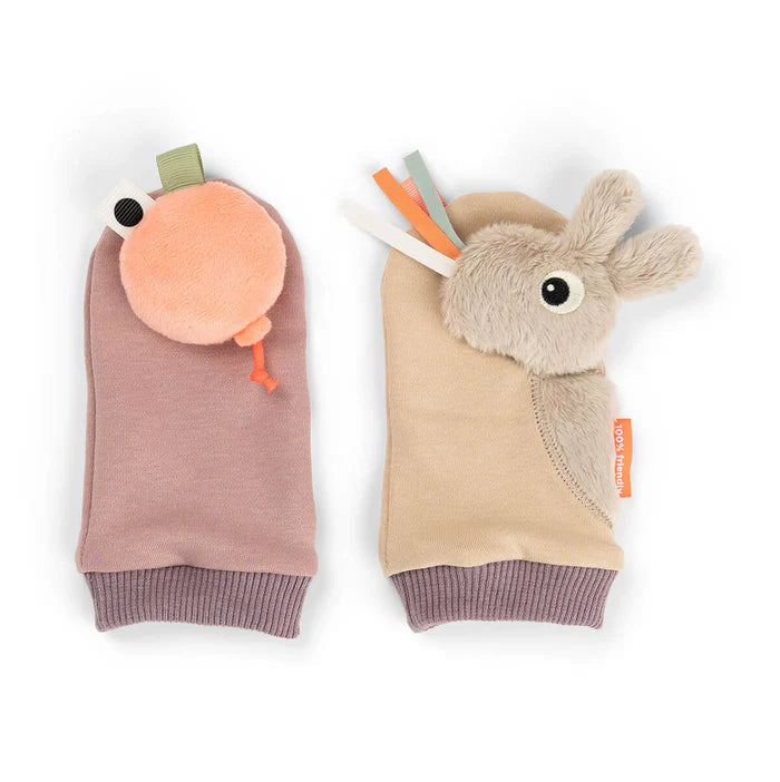 Done By Deer rammelaar sokjes in Celebration Sand, babyspeelgoed van De Gele Flamingo