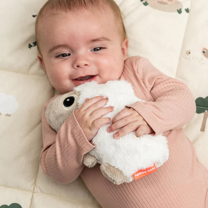 Done By Deer knuffeltje Sheepy Sand, superzacht eerste knuffelvriendje van De Gele Flamingo