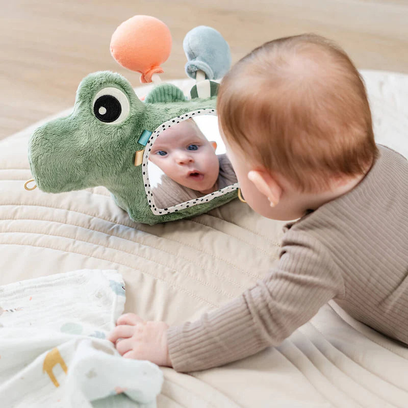 Done By Deer activiteitenspeeltje Croco Green nodigt uit tot reiken en grijpen, te koop bij De Gele Flamingo.