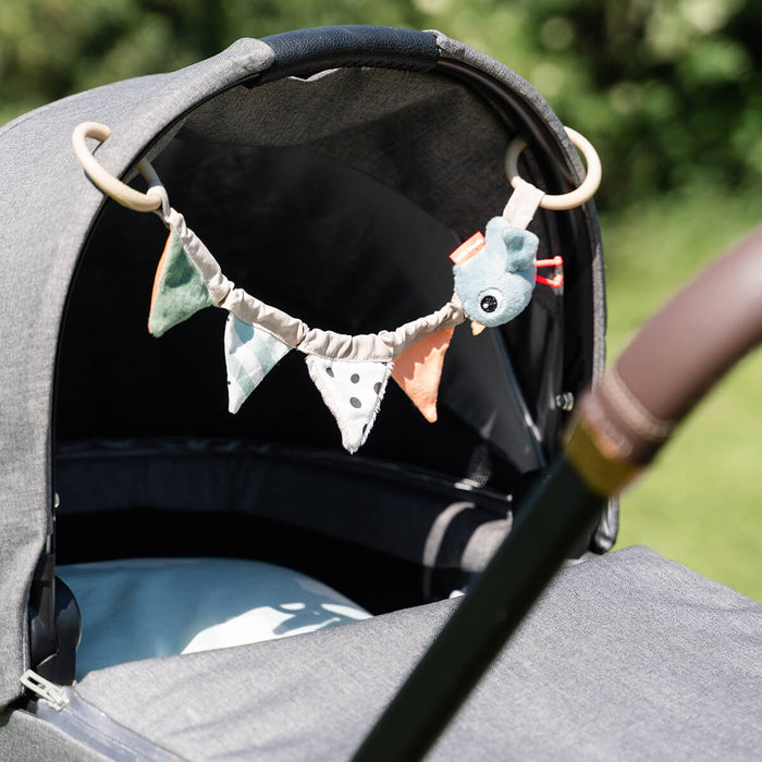 Done By Deer wagenspanner Celebration Colour hangt zo aan de buggy, verkrijgbaar bij De Gele Flamingo
