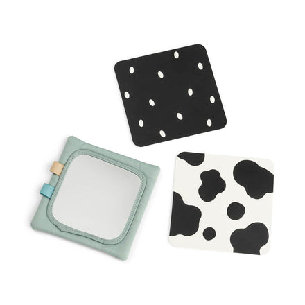 Done By Deer contrast speeltje Tiny Farm Green met scherpe contrasten, uit de collectie van De Gele Flamingo