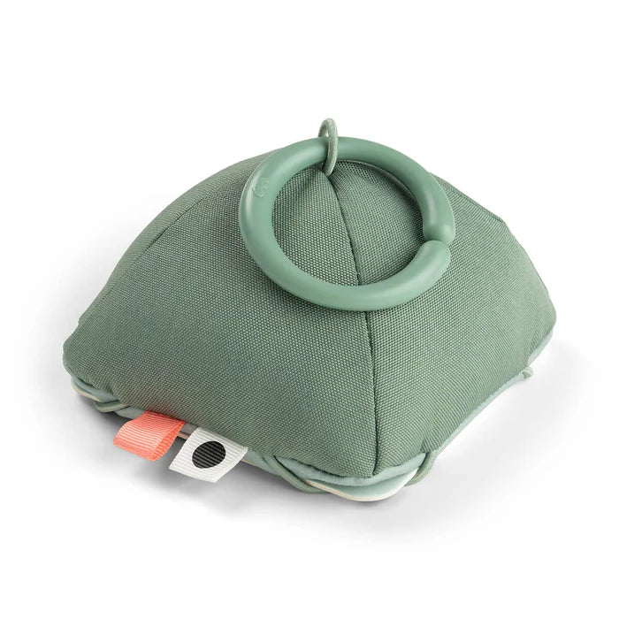 Done By Deer contrast speeltje Tiny Farm Green met spiegel en rammelaar, bij De Gele Flamingo