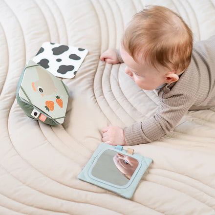 Done By Deer contrast speeltje Tiny Farm Green met contrastkaartjes, te koop bij De Gele Flamingo