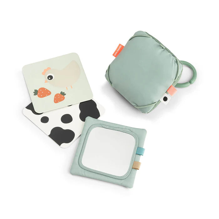 Done By Deer contrast speeltje Tiny Farm Green voor de eerste visuele prikkels, van De Gele Flamingo