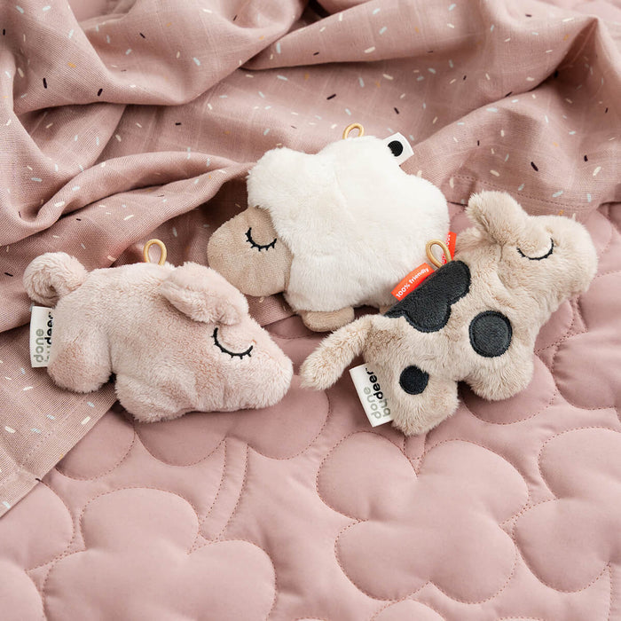 Done By Deer knisperspeeltje Sheepy Sand, superzacht babyspeeltje van De Gele Flamingo