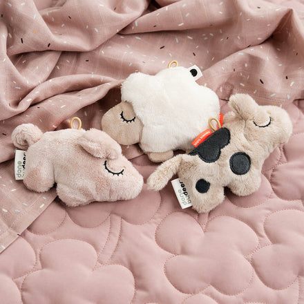 Done By Deer knisperspeeltje Sheepy Sand met elastische lus voor de kinderwagen, bij De Gele Flamingo