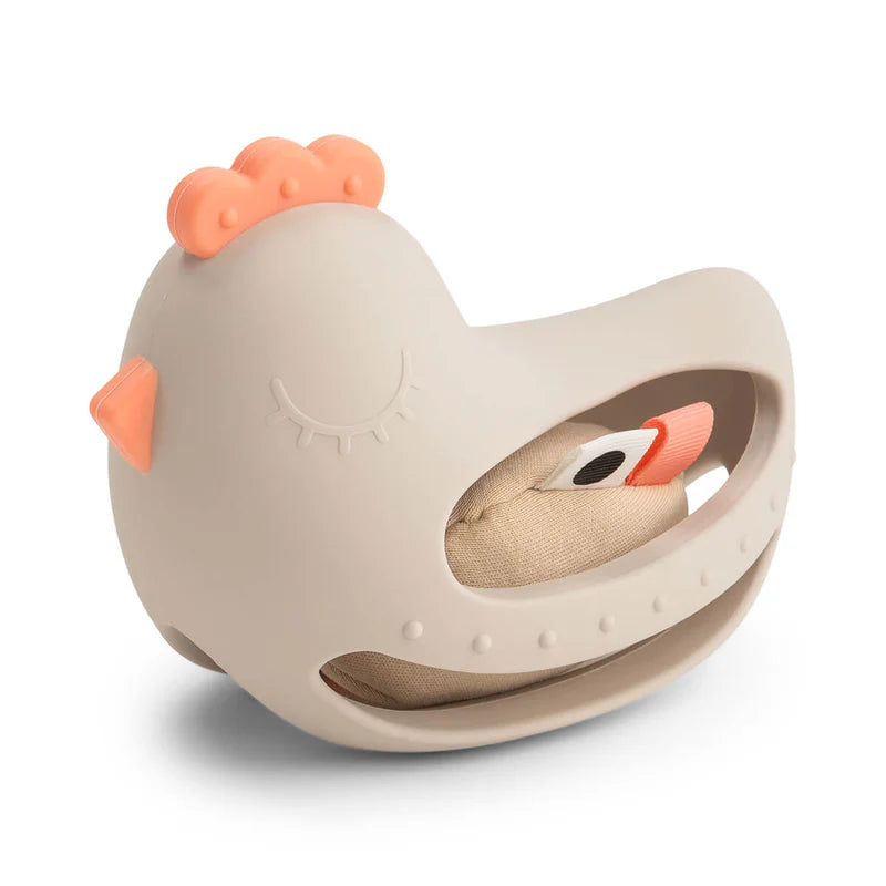 Done By Deer Grip en bijtspeeltje Clucky Sand met uitneembaar ei, verkrijgbaar bij De Gele Flamingo.