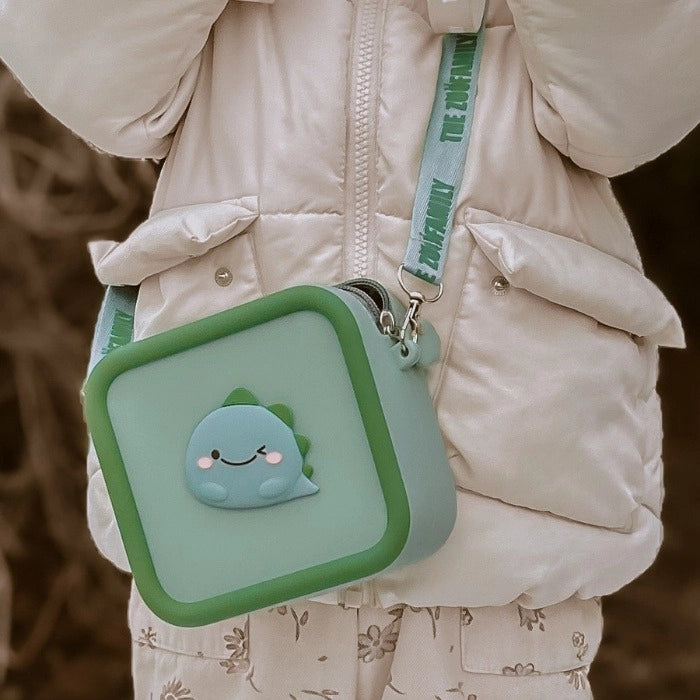 The Zoofamily silicone tasje Dino biedt plaats aan meerdere Zoofamily producten, De Gele Flamingo