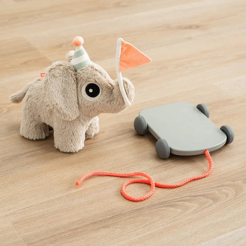 Done By Deer trekspeeltje 2-in-1 Elphee Sand met wagon, verkrijgbaar bij De Gele Flamingo.