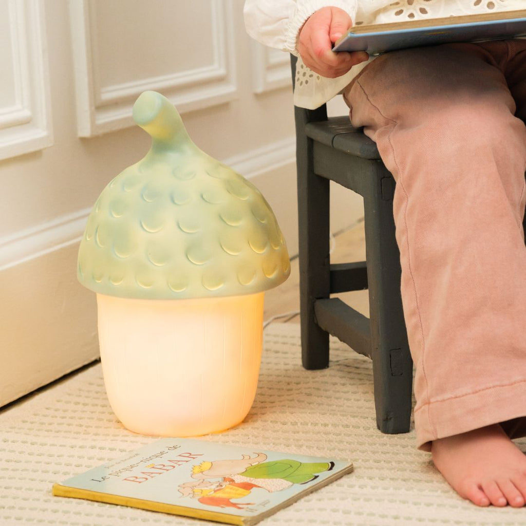 Eikellamp Acorn Almond van Egmont Toys met LED van 1,5 W die niet warm wordt, bij De Gele Flamingo.