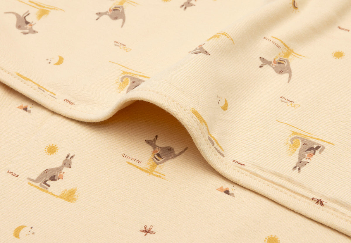 Jollein wiegdeken jersey 75x100cm Kangaroots met kangoeroes en hun kleintjes bij De Gele Flamingo