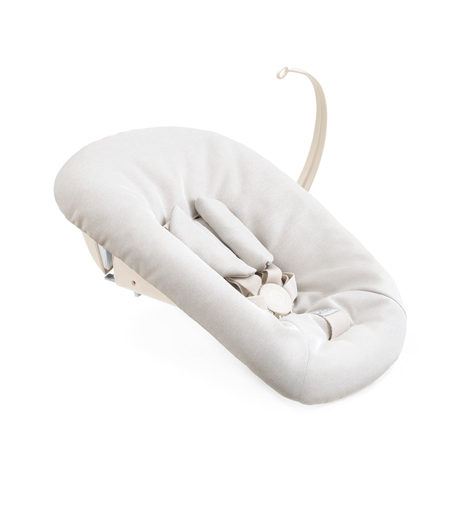 Stokke Tripp Trapp Newborn Set in Vanilla White klikt op de Tripp Trapp stoel, bij De Gele Flamingo.