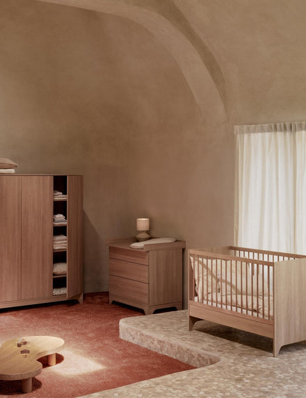 Quax Tsugi babybed 120x60 cm Honey Ash, om te bouwen tot half-open sofabedje, gevonden bij De Gele Flamingo.
