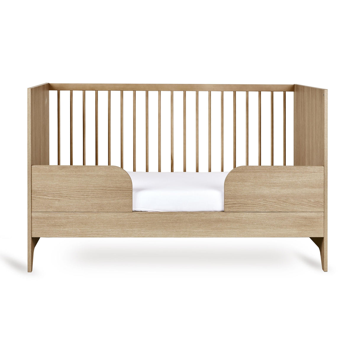 Quax meegroeibed 140x70 cm Tsugi in Honey Ash met afgeronde lijnen, verkrijgbaar bij De Gele Flamingo.
