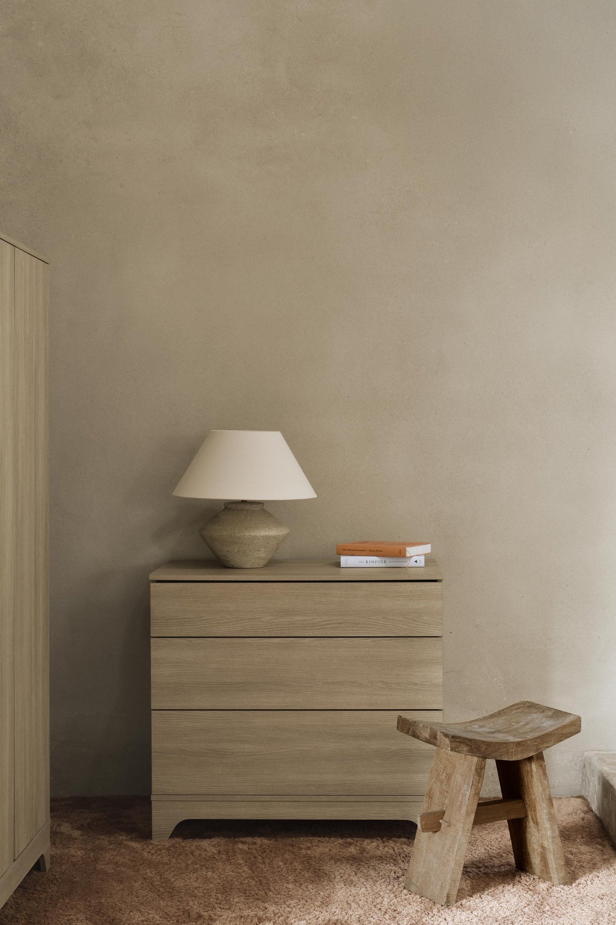 Quax commode Tsugi in Honey Ash met monochroom design, uit het meubelaanbod van De Gele Flamingo.