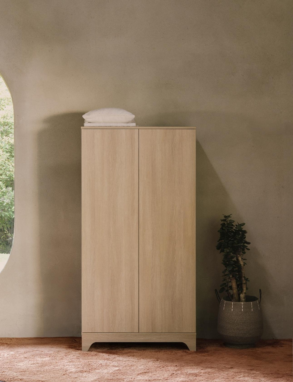 Quax kast Tsugi in Honey Ash met twee draaideuren en push-systeem, te koop bij De Gele Flamingo.