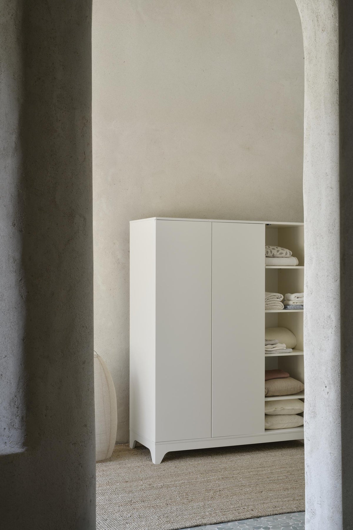Quax kast XL Tsugi in Butter met drie draaideuren en push-systeem, te koop bij De Gele Flamingo.