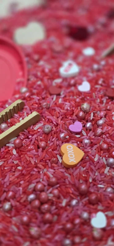 SensoryFun Speelrijst Mix PourAndPlay Love van 1,2 kg bij De Gele Flamingo, klaar om uit te gieten