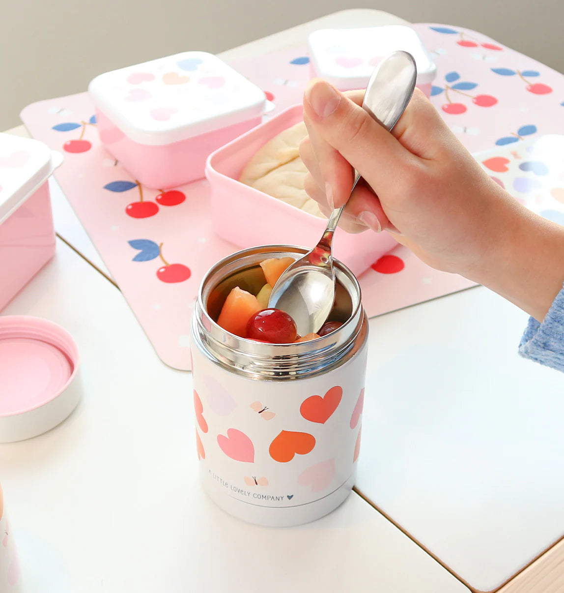 A Little Lovely Company RVS food jar 300 ml met Hartjes-print in crème