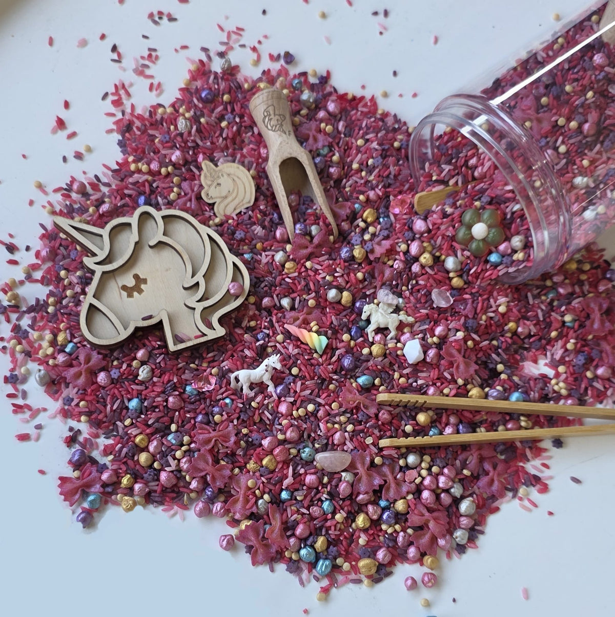SensoryFun Speelrijst Mix PourAndPlay Unicorn met gekleurde speelrijst, bij De Gele Flamingo