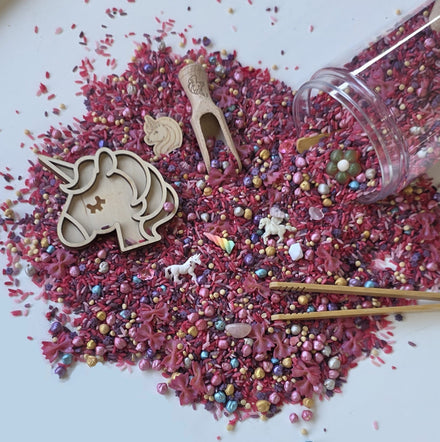 SensoryFun Speelrijst Mix Unicorn met kikkererwten en houten figuurtjes, van De Gele Flamingo