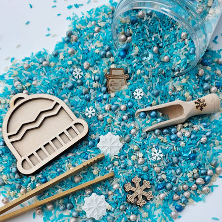 SensoryFun Speelrijst Mix Winter met houten schepje, pincet en figuurtjes, van De Gele Flamingo