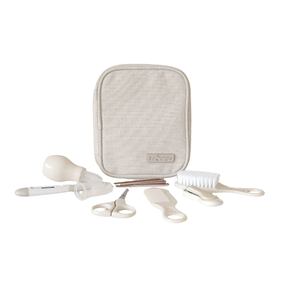 Bo Jungle verzorgingsset in Dune met compacte tas vol baby-essentials, bij De Gele Flamingo.