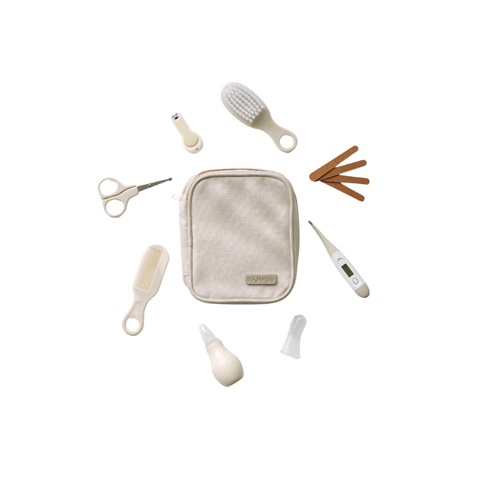 Bo Jungle verzorgingsset in Dune met compacte tas vol baby-essentials, bij De Gele Flamingo.