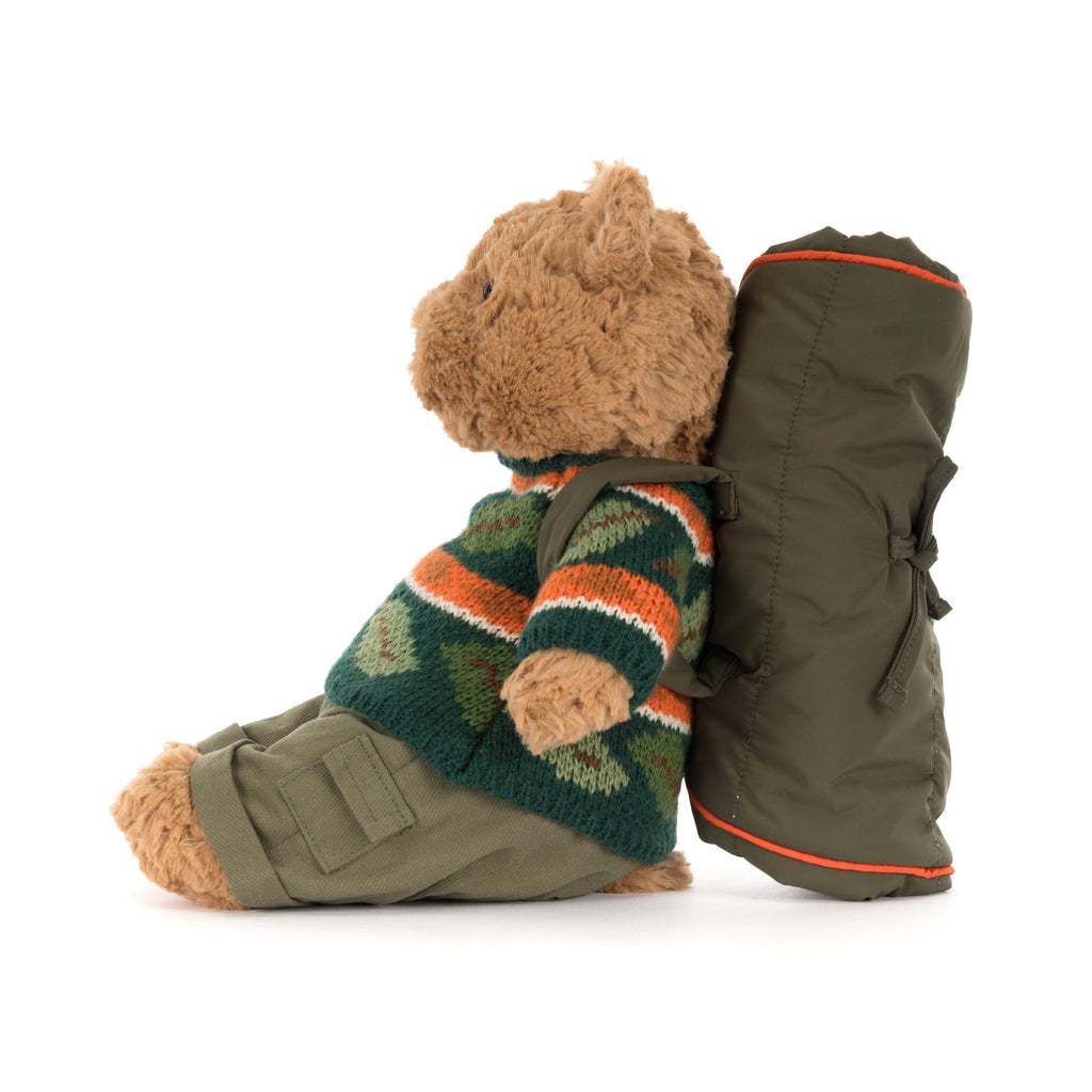 Bartholomew Bear van Jellycat in wandeloutfit, knuffelbeer uit het aanbod van De Gele Flamingo.