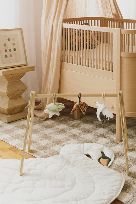 Houten babygym Zwaan van Lorena Canals met drie handgemaakte hangers, te koop bij De Gele Flamingo