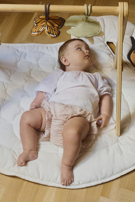 Hangers in organisch katoen aan de Lorena Canals Zwaan babygym, uit het aanbod van De Gele Flamingo