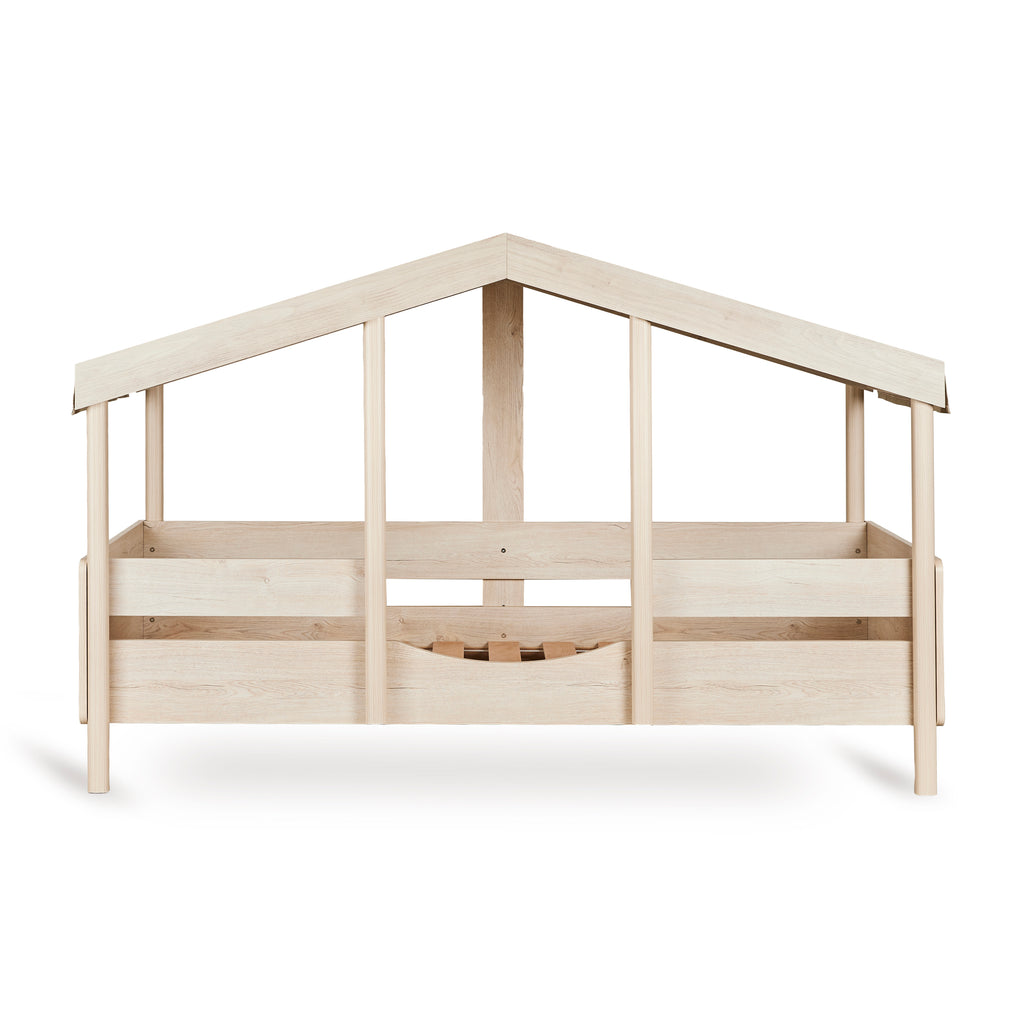 Quax Montessori bedhuisje in Natural Ash in een kinderkamer, te vinden bij De Gele Flamingo.