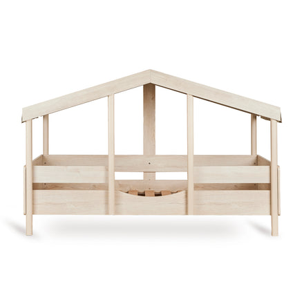 Quax Montessori bedhuisje in Natural Ash in een kinderkamer, te vinden bij De Gele Flamingo.