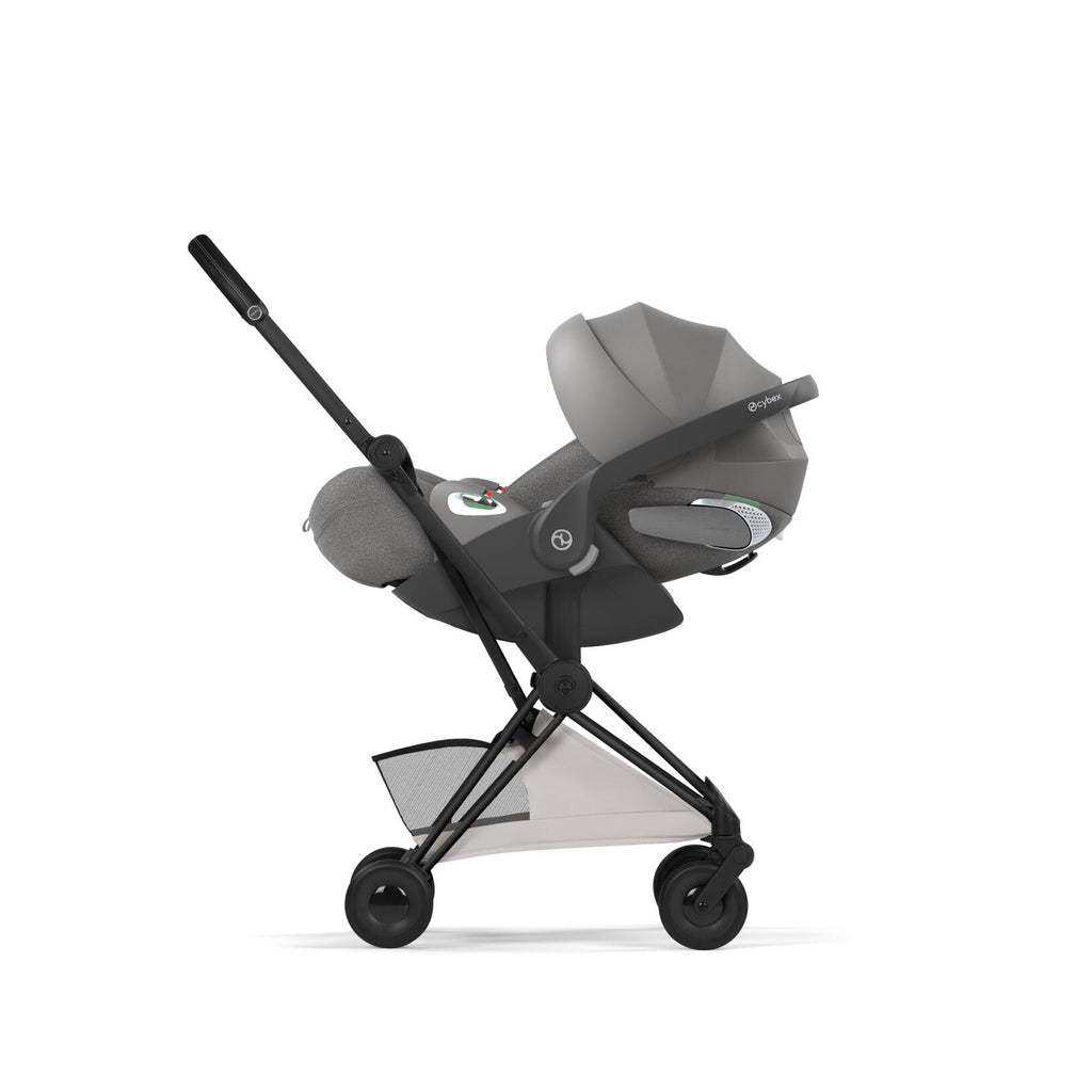 CYBEX Coya plooibuggy City Grey matzwart met ruime boodschappenmand, bij De Gele Flamingo
