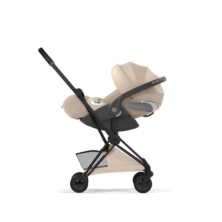 CYBEX Coya plooibuggy Cozy Beige matzwart met ruime boodschappenmand, bij De Gele Flamingo